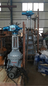Van cổng thép giả mạo với bộ truyền động điện